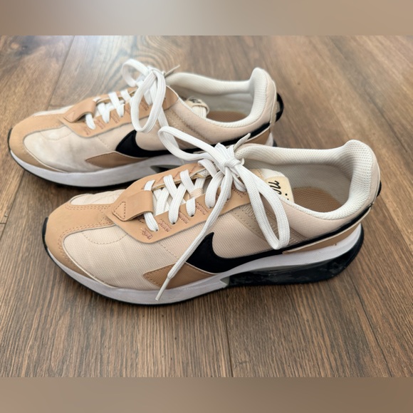 Nike Tan and Black Sneakers - Picture 5 of 6